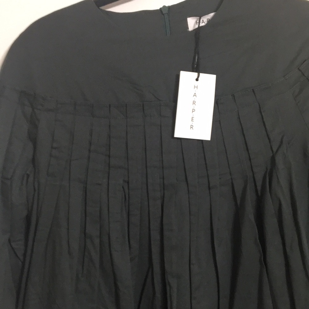 Beautiful pleated top dress - Picture 3 of 4